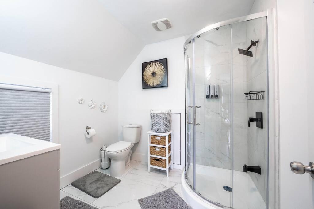 Holiday home Luxury Stylish Home, Walk To Falls, Fire Pit&more Niagara Falls