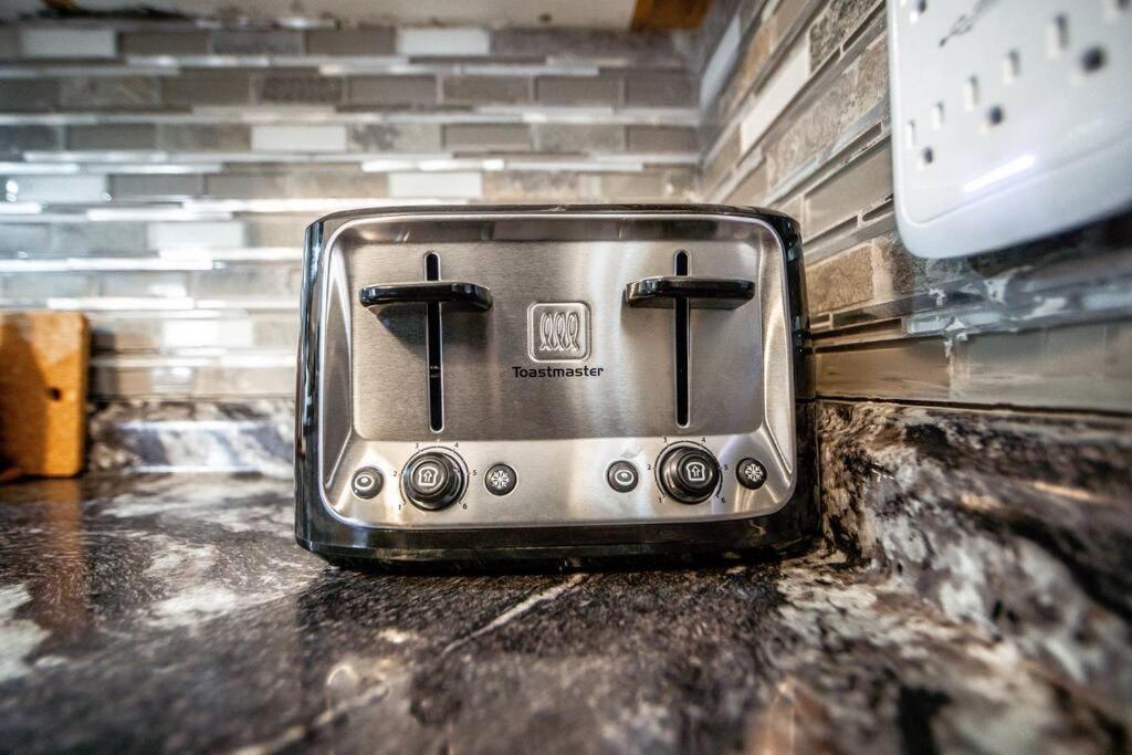 Holiday home Luxury Stylish Home, Walk To Falls, Fire Pit&more Niagara Falls