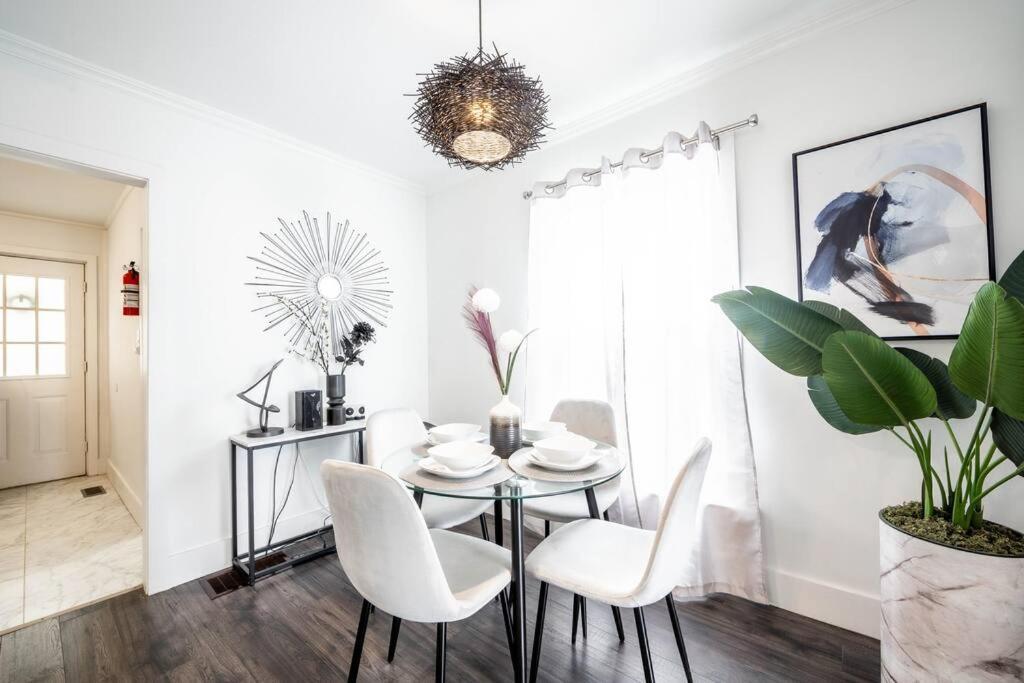Luxury Stylish Home, Walk To Falls, Fire Pit&more Holiday home Niagara Falls