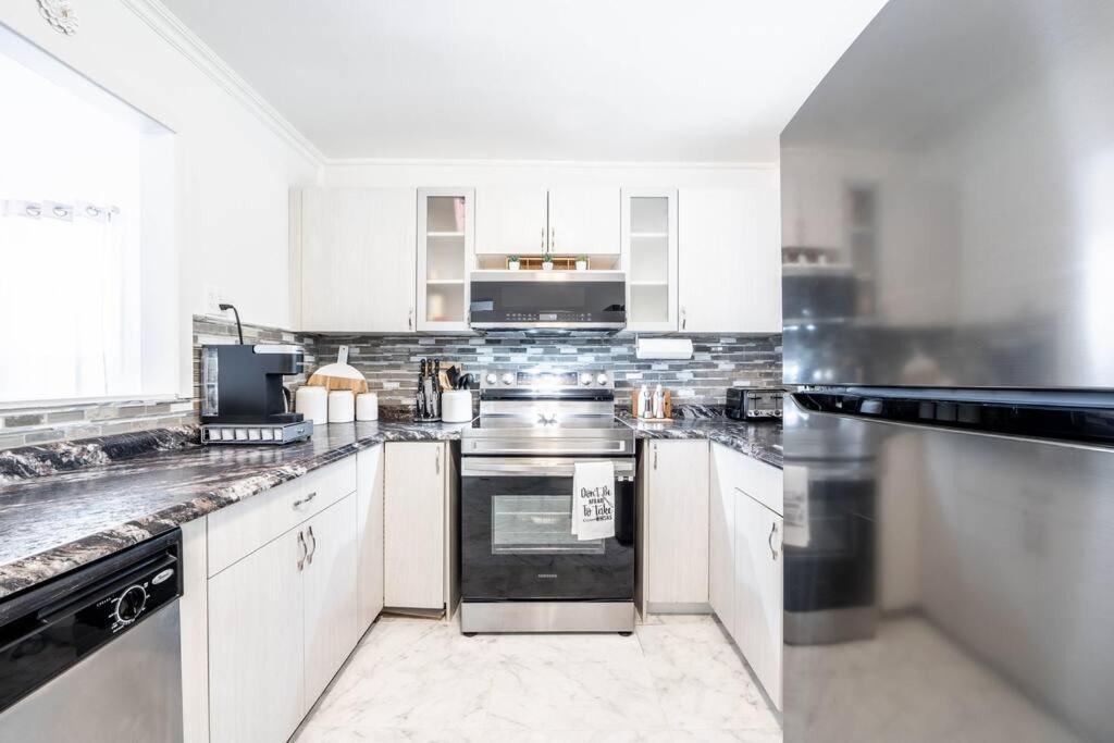 Luxury Stylish Home, Walk To Falls, Fire Pit&more Holiday home Niagara Falls